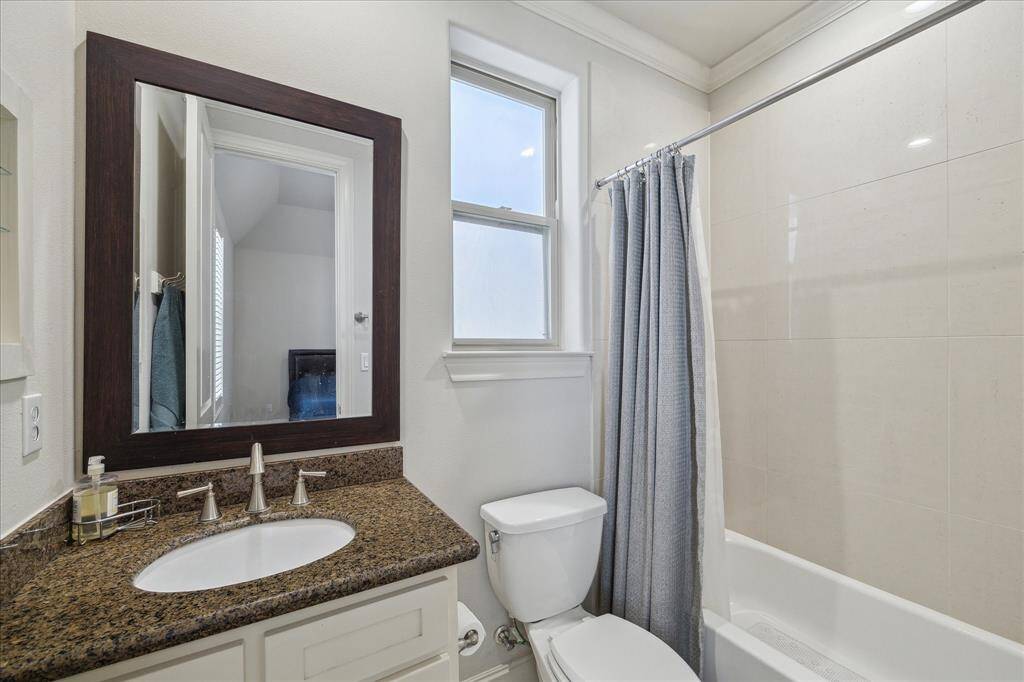 Full bathroom for the secondary bedroom on the thrid floor.