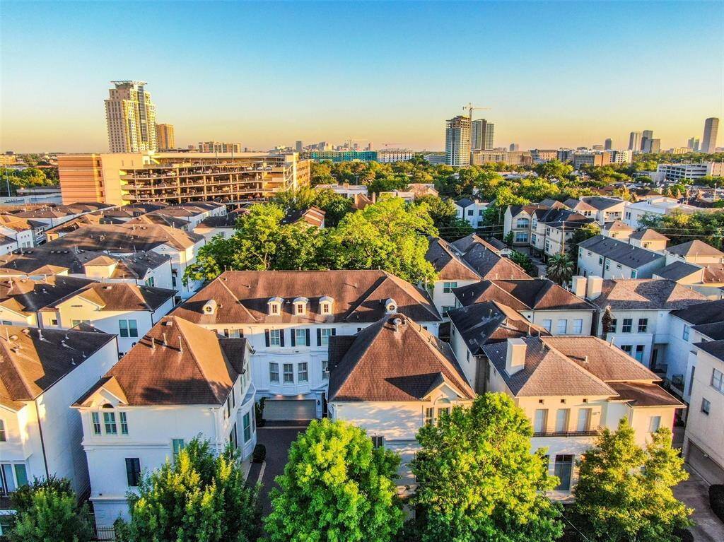 Aerial View: Facing south toward Memorial Park, this view captures nearby buildings in the Galleria to the right and the Medical Center in the distance at the center of the photo. This vibrant and well-maintained development is just minutes from popular restaurants, downtown, and Memorial Park.