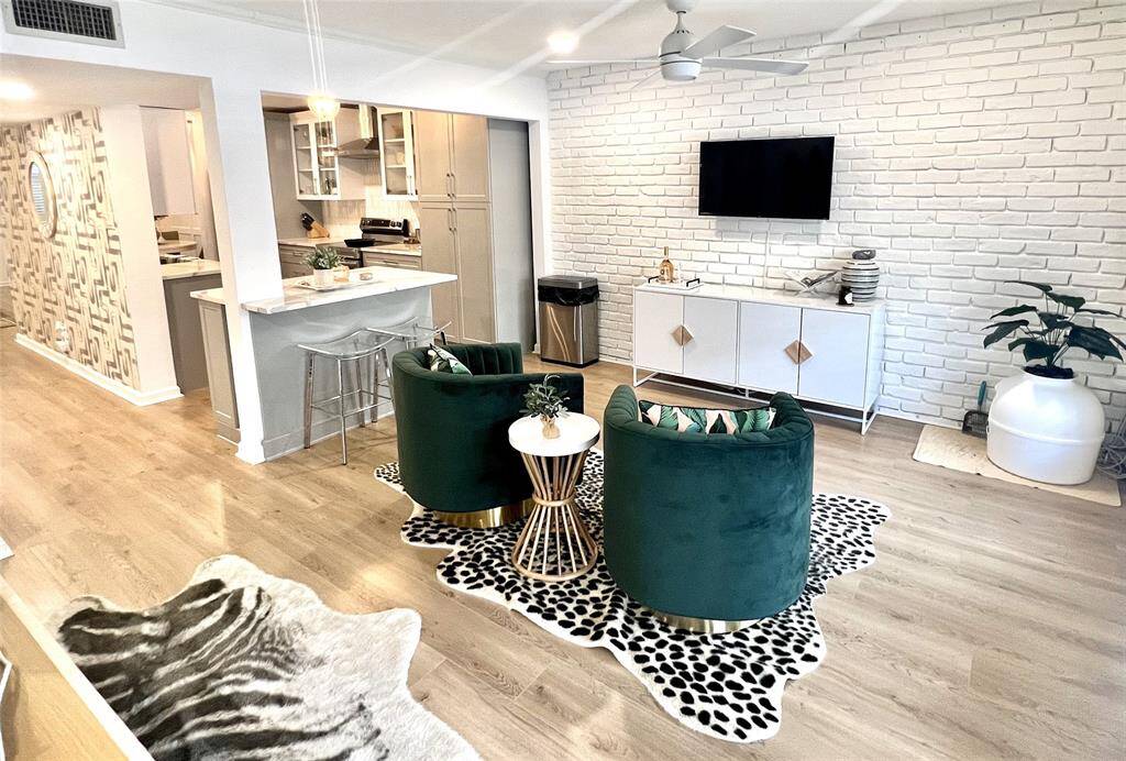 Fabulous decor and layout. Chic and contemporary with a lot of personality.