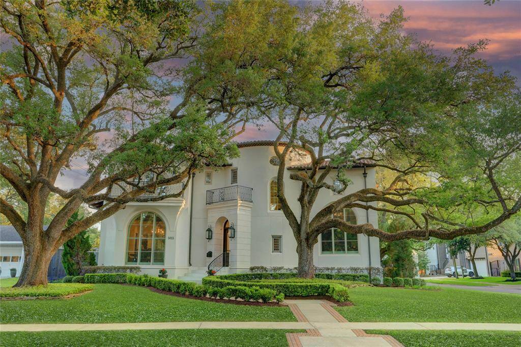 Legendary Robert Dame's marvel, 5015 Jason stands in the midst of 5 large Oak trees.