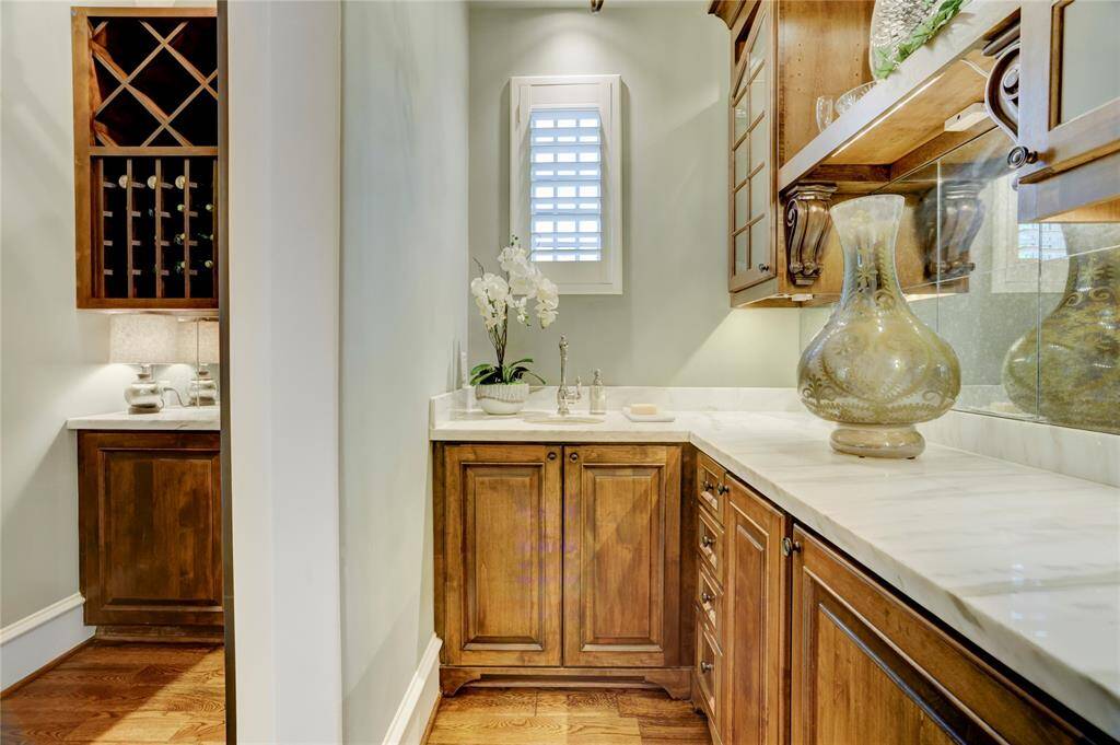 Dining room serviced by a wine room and butler’spantry