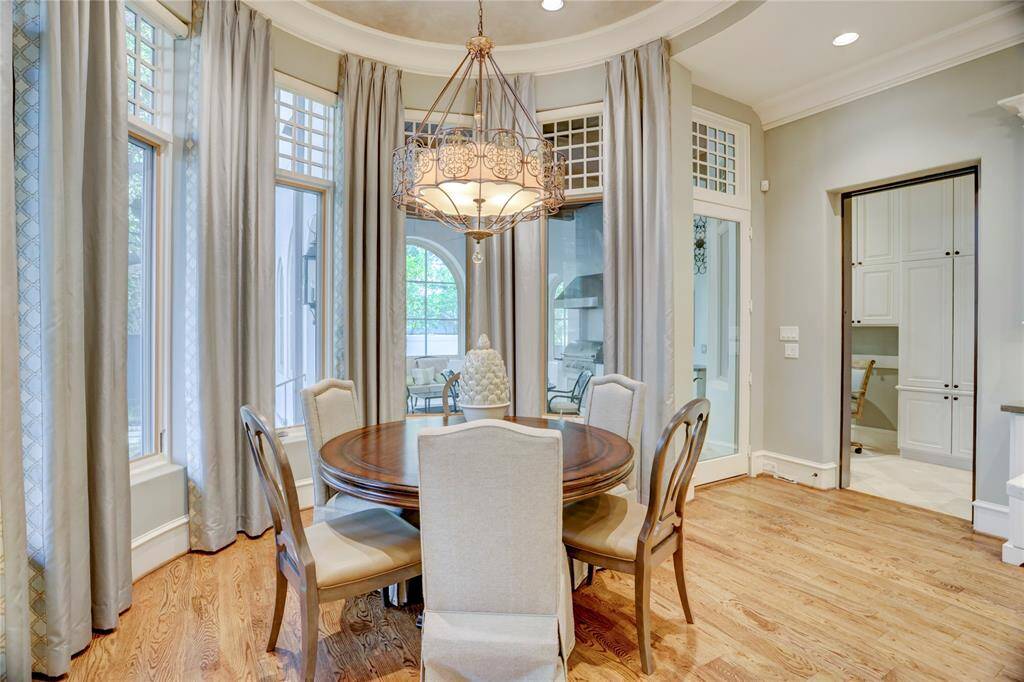 Faux finished circular tray ceiling in breakfast rotunda and beautiful bay windowsoverlooking backyard