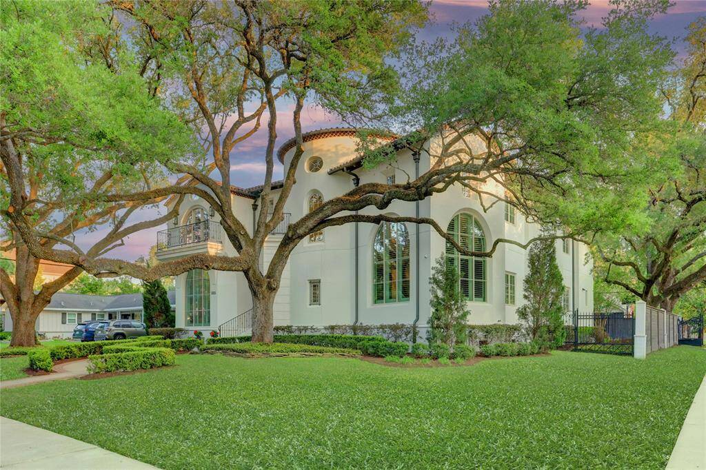 Large corner lot, private driveway gates on Sager Street
