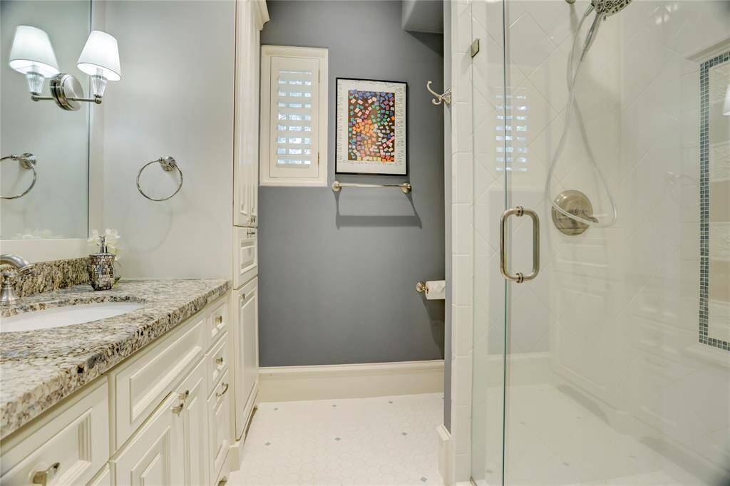Elegant en-suite bath for the secondary suite