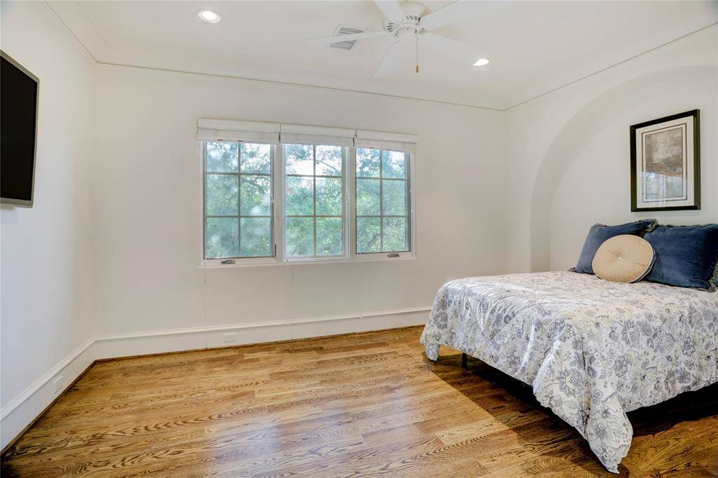 Additional bedroom with a en-suite bath