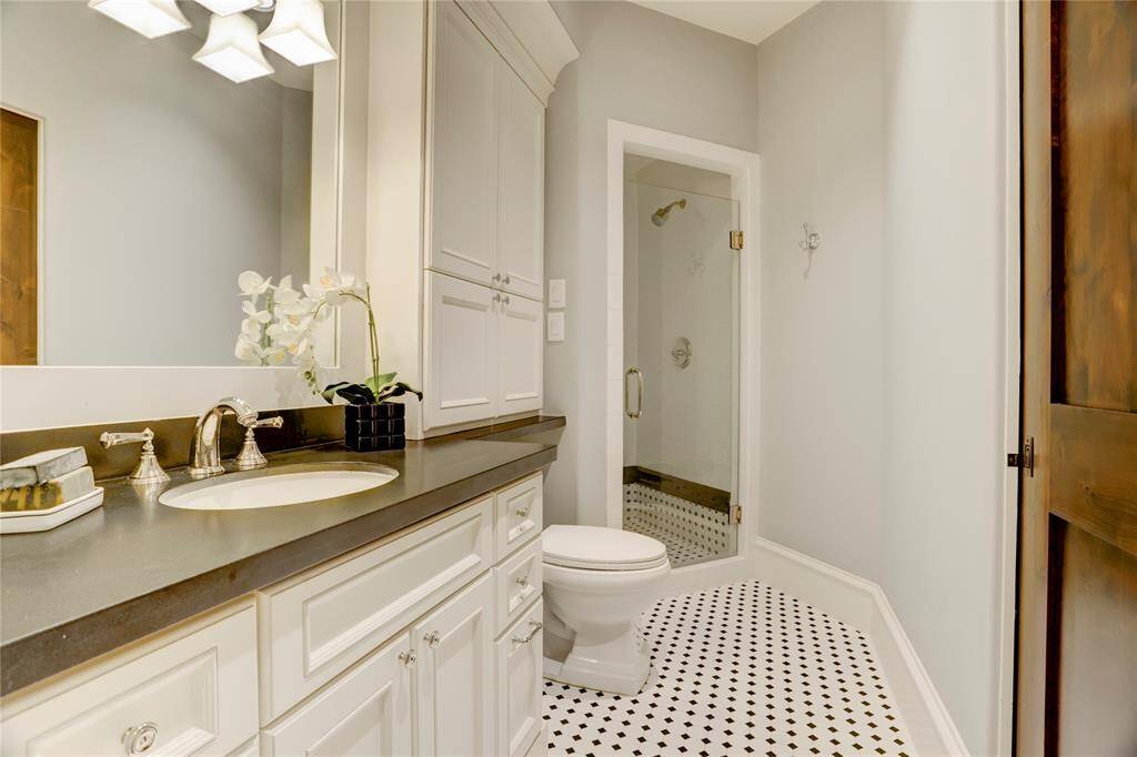 En-suite bath to the additional secondary bedroom