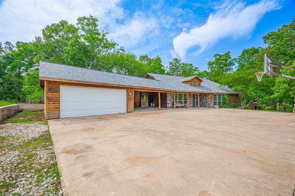 This property offers a refreshing twist on lake living, showcasing unique design elements.