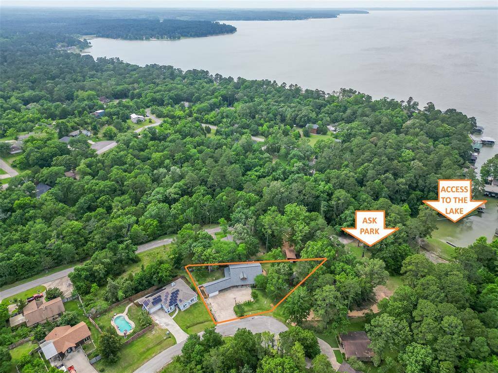 Just a short stroll from Ash Park and offering easy access to the lake.