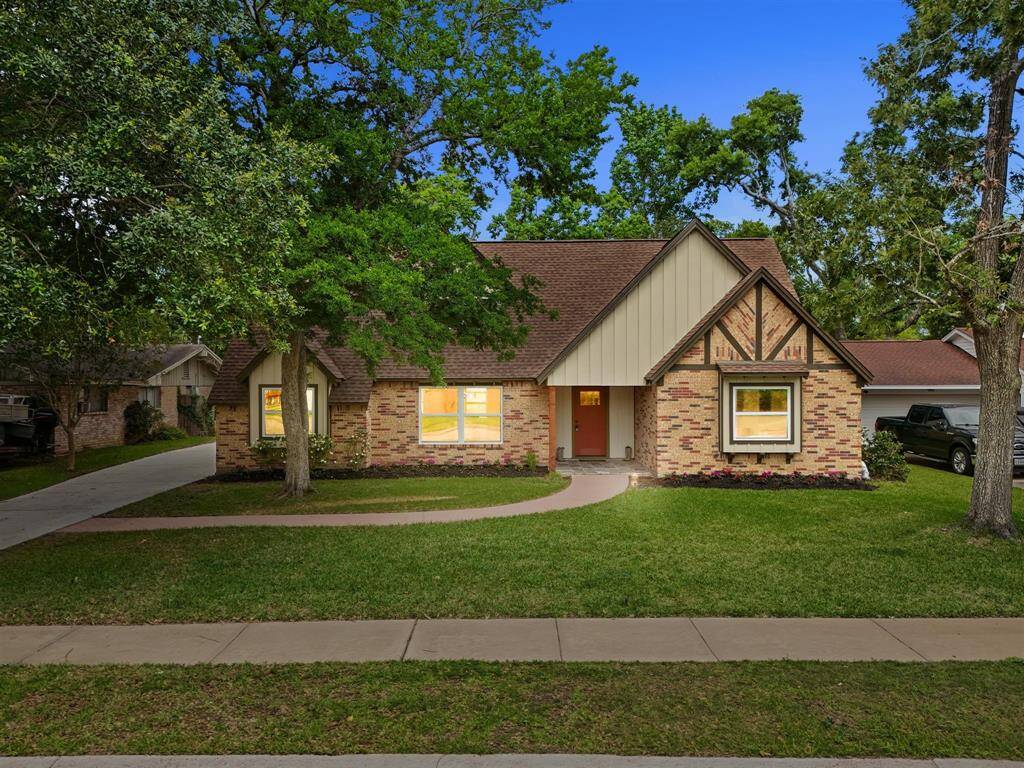 This GORGEOUS, UPDATED home is located in the historic El Lago--where astronauts once lived!