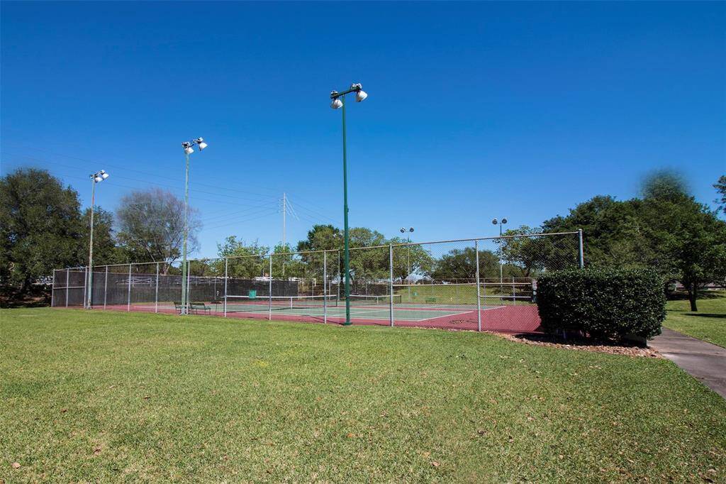 neighborhood tennis courts