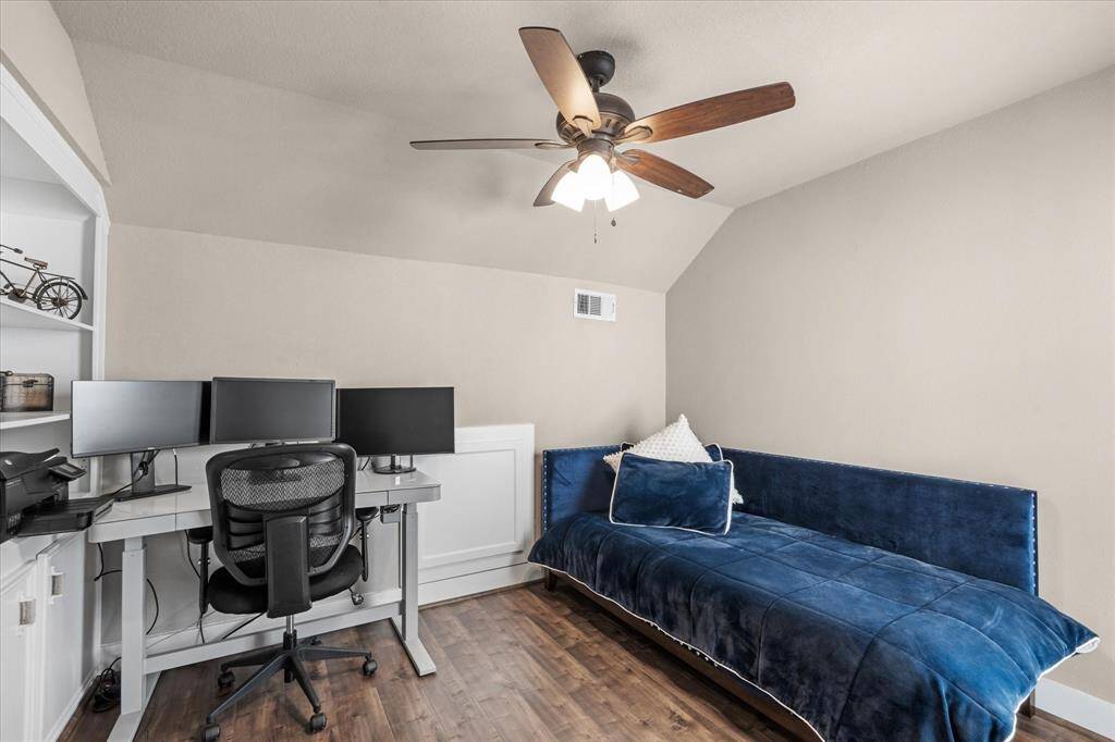 Second bedroom.