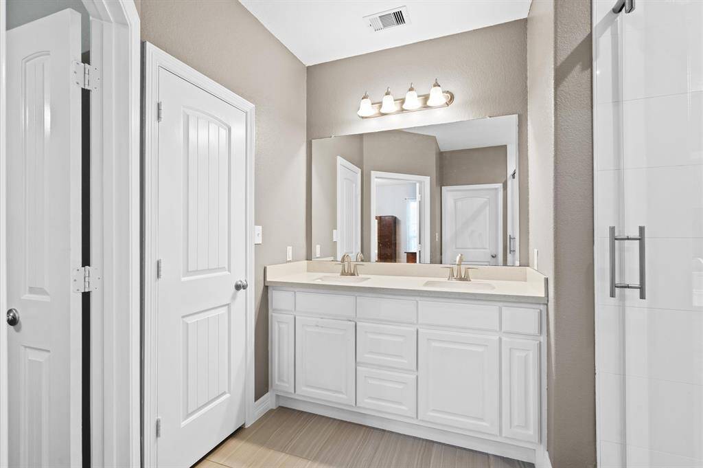 Primary bath features an enormous 11'x7' walk-in closet.