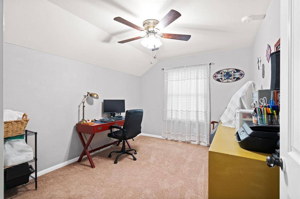 Third bedroom with a bathroom across.