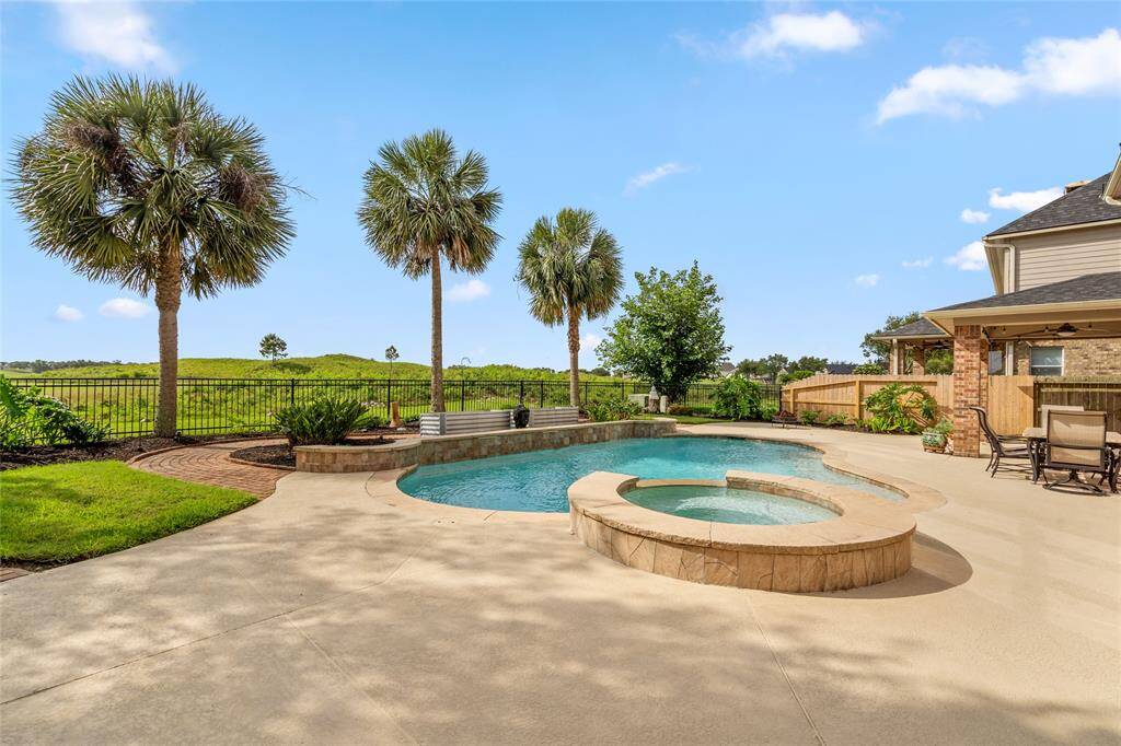 Pool & Tub