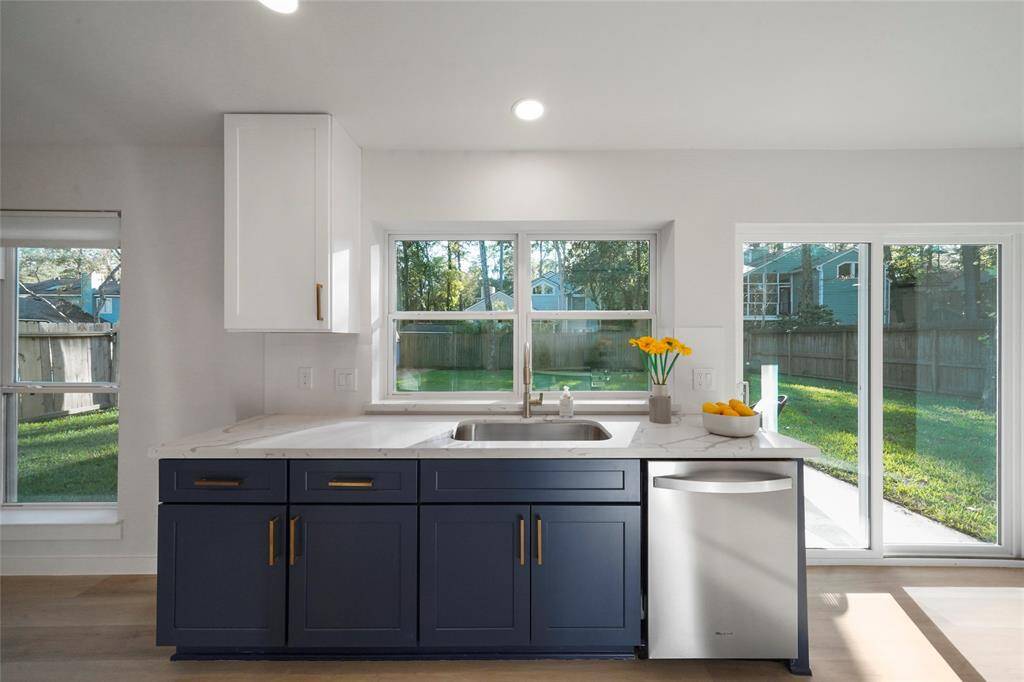 Fantastic sight lines from the kitchen to the backyard.