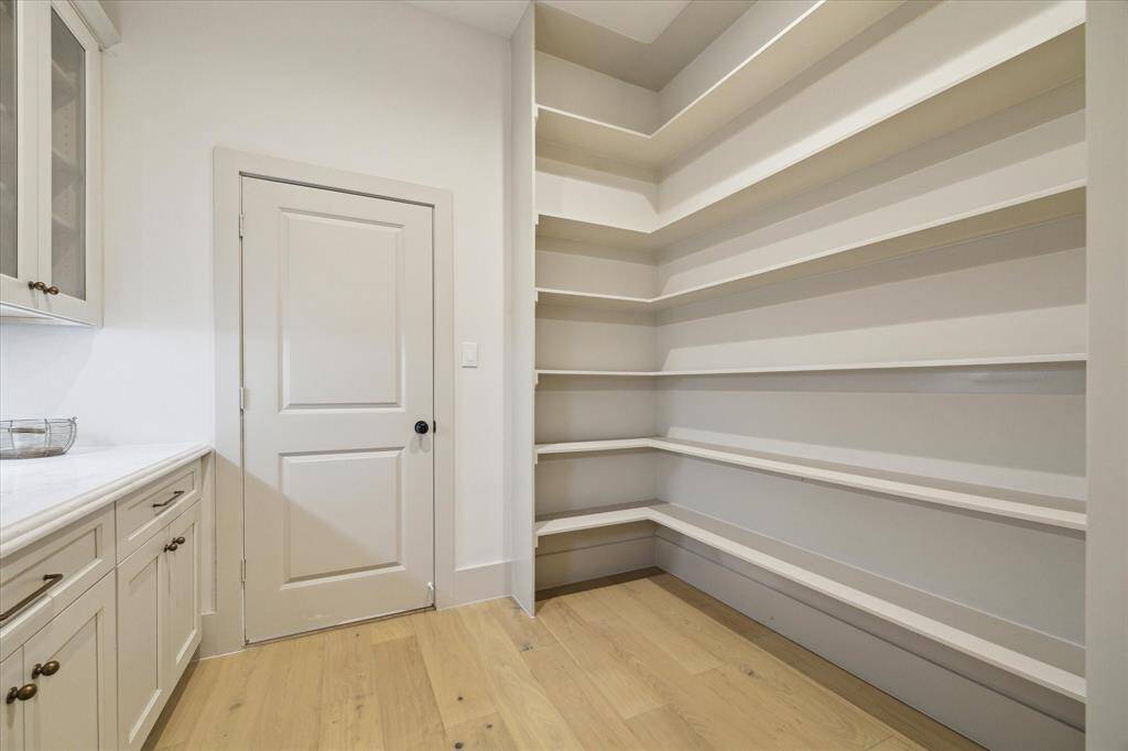 door is a pass through from laundrette & mudroom.