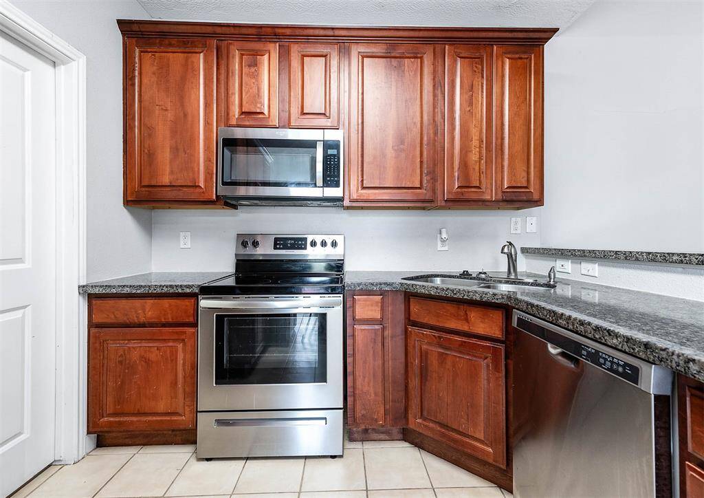 Kitchen featuring stainless steel apliance, granite countertops and ample cabinetry
