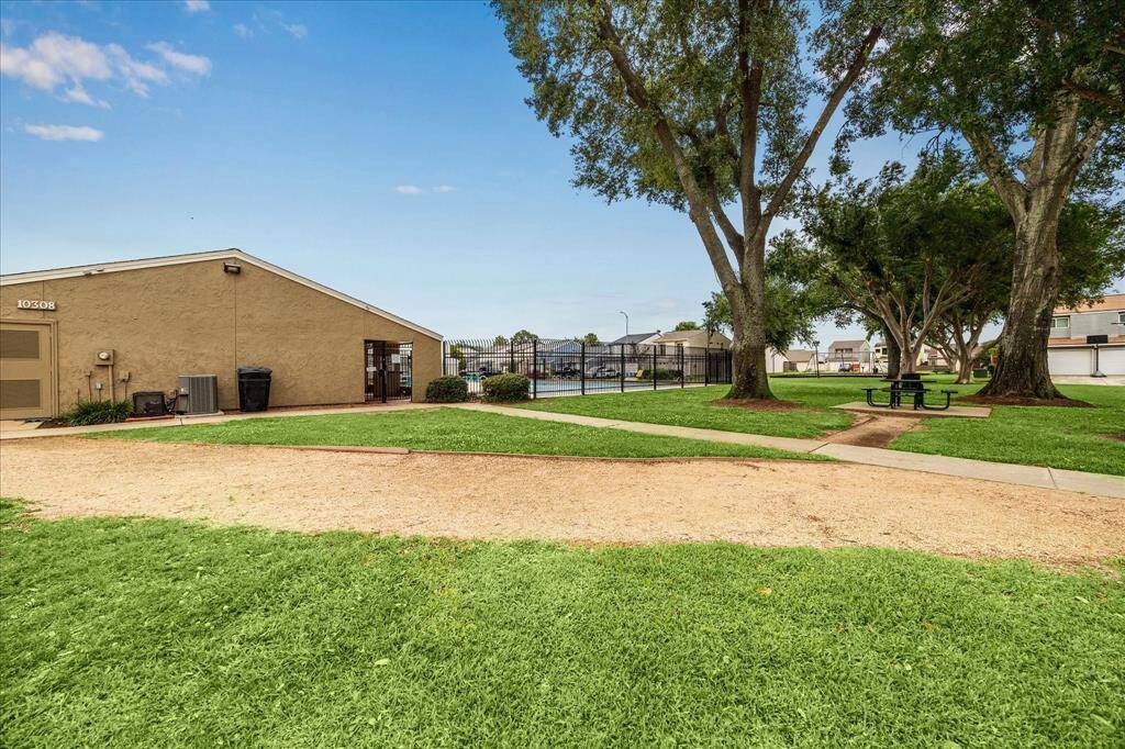 Common area swimming pool, picnic and clubhouse and 2nd park