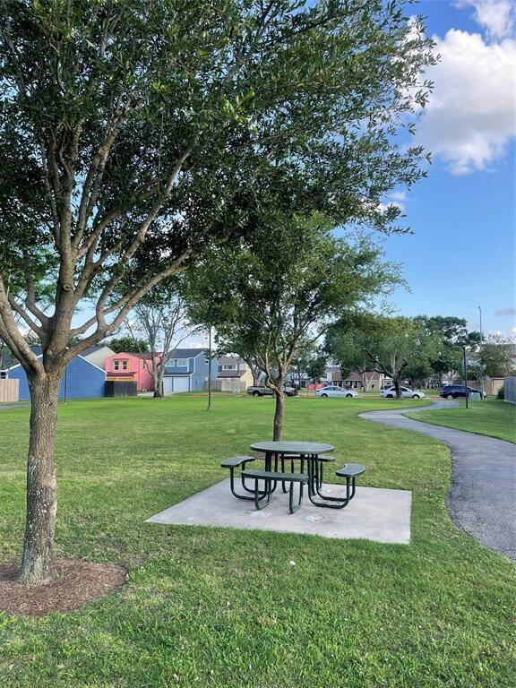 Common area picnic area and trail