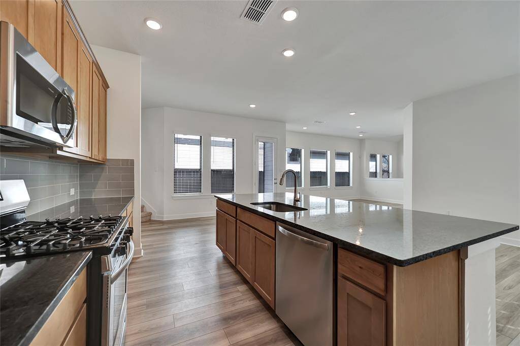 Another view of this kitchen that overlooks thefamily room and also offersnatural lighting, and an INCREDIBLEIsland.