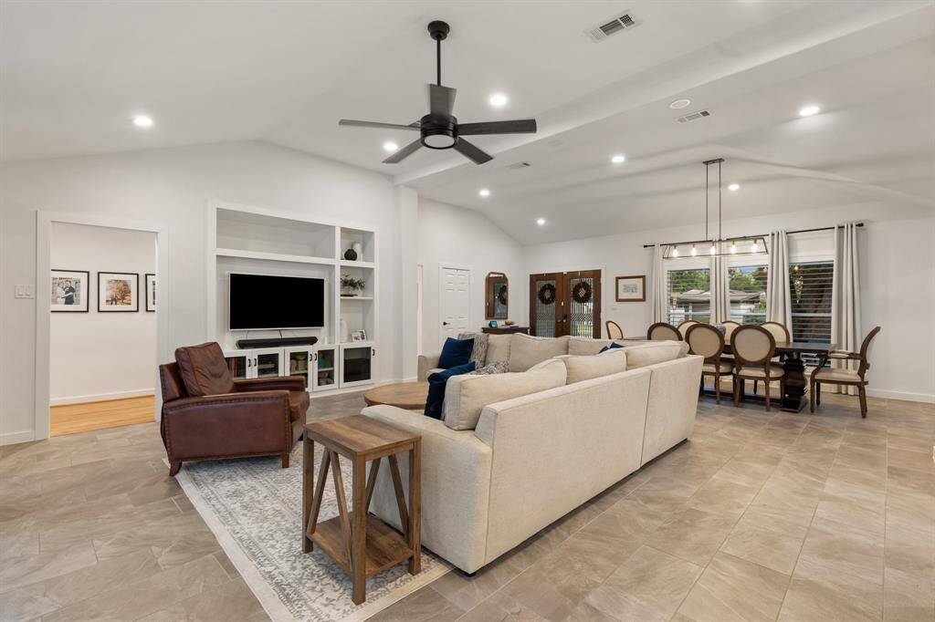 This wide open layout allows family members and visitors to easily communicate and engage with each other regardless of which specific room they are in. This layout fosters a sense of togetherness and allows for more dynamic social gatherings!