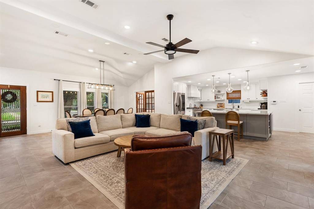 Whether hosting lively parties or enjoying quiet evenings with loved ones, this large living room offers the flexibility and comfort needed to create memorable experiences.