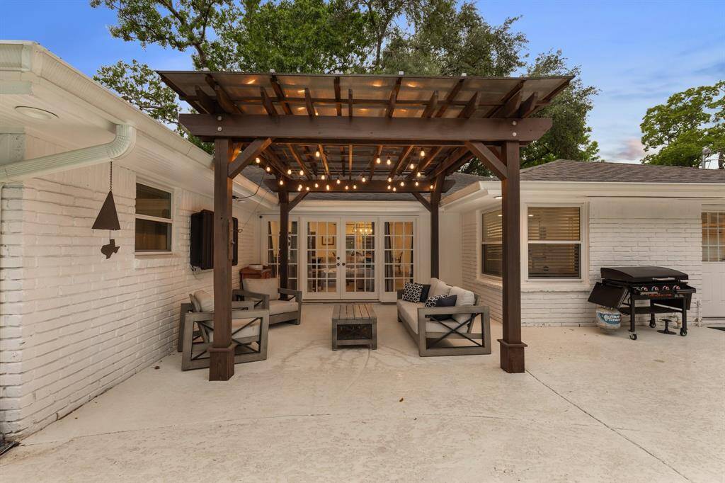 Entertain in style under the custom pergola with its UV-protected, waterproof Hercules cover, perfect for year-round outdoor living regardless of weather.