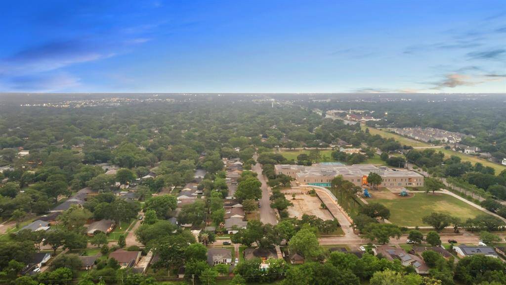 Location is everything and this home is less than 50 yards to Parker Elementary, a short stroll to beautiful Westbury Park, and offers quick access to shopping, dining and major thoroughfares.