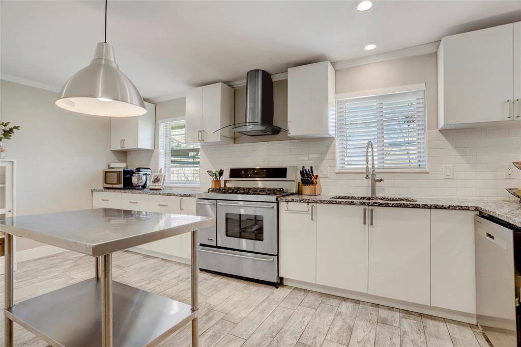 HUGE Gourmet kitchen with room for a breakfast area near bookcase, if desired. Lots of cabinets. Recessed lights! Crown molding.