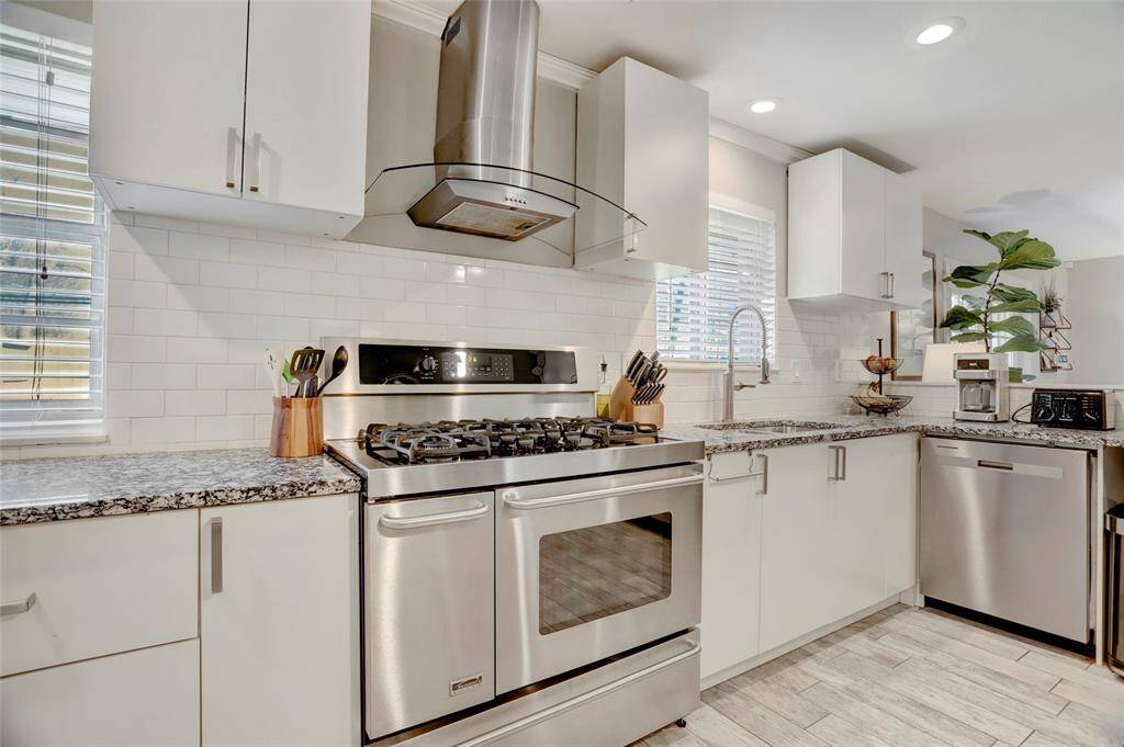 Gourmet 5-burner gas stove with dual backing compartments and Stainless Steel vent house. Stainless steel sink with gooseneck faucet with pull-out nozzle.