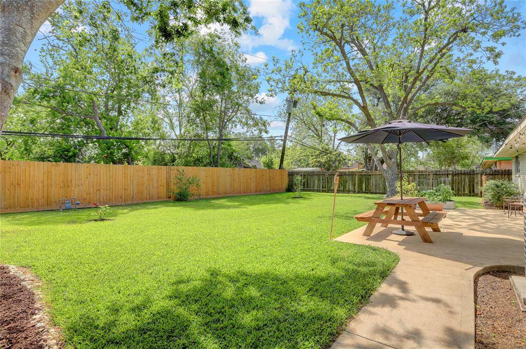 Wood privacy fence! Great location. Close to medical center and Galleria area. Easy freeway access.