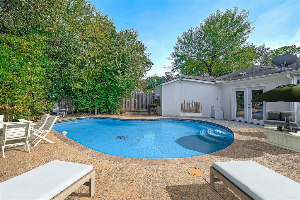 Welcome to 12318 Queensbury!!Seamlessly blending indoorcomfort with outdoor paradise.This LOCATION in a prime areain Memorial which offers 4-bed|2bath. Image endless daysof relaxation and fun in your ownbackyard pool! Your new homecombines charm & convenience.Located just minutes fromShopping and fine dining.