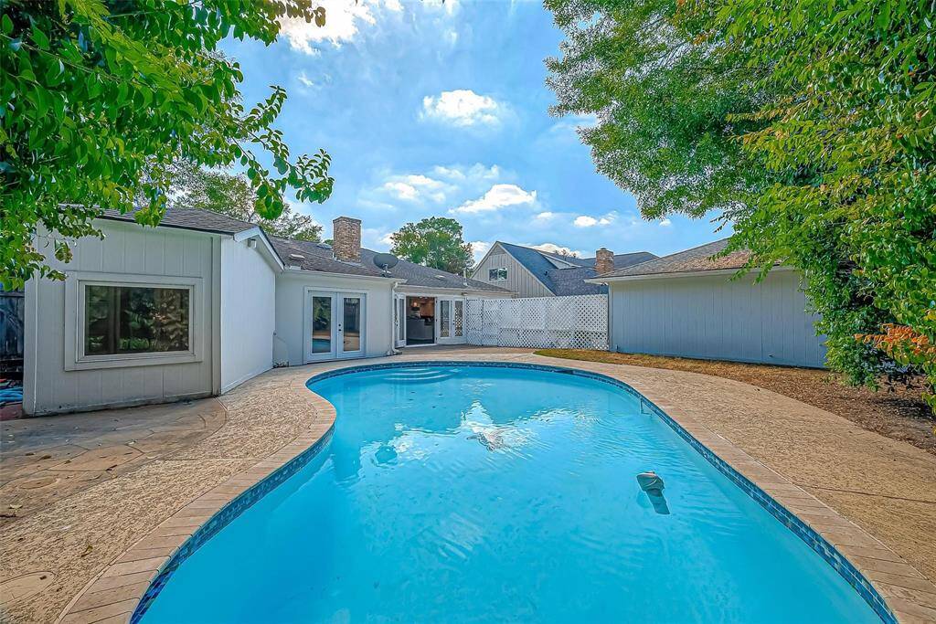 Prime location of Memorial, thisstunning 4-bed|2bath. Imageendless days of relaxation andfun in your own backyardpool!!Your Private Oasis . Thehome combines charm &convenience. Located justminutes from Shopping and finedining.