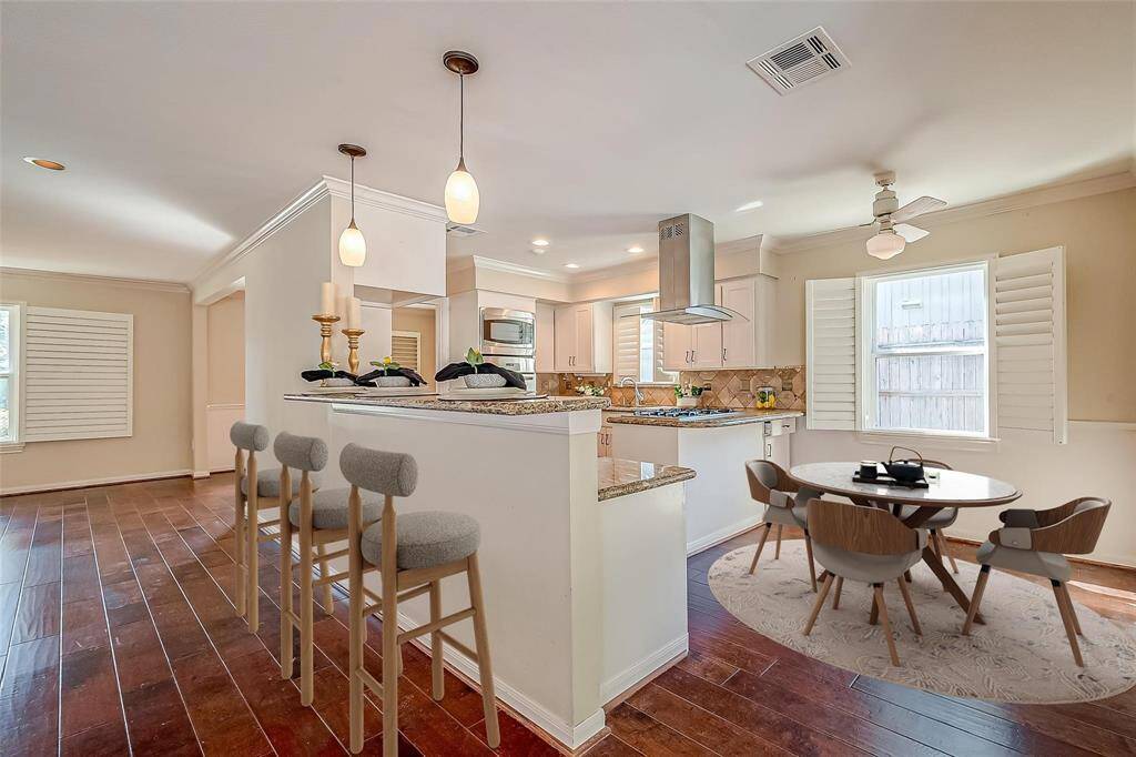 While your cooking upsomething special, your guestcan relax right at the bar or getcozy in the inviting kitchenseating area. This layout keepseveryone connected.