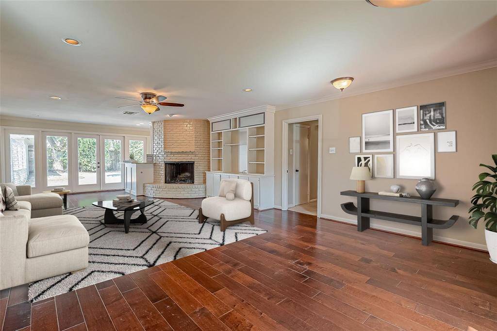 Welcome to 12318 Queensbury,Memorial Hollow...Welcome!!Step into the heart of the home,where open concept living &kitchen areas flow together, allwith the stunning views of theSparkling Pool. Entertaining withease, as guest gather around.
