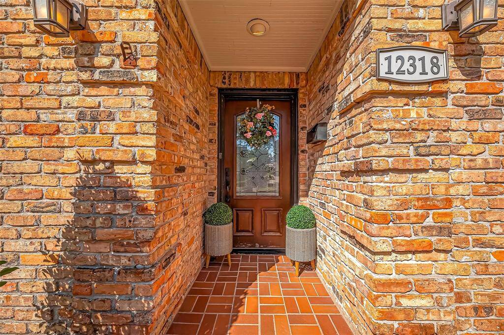 Welcome home to a stunningfirst impression!A charming brickpathway leads you to the frontdoor, creating a warm andinviting entryway that simplyirresistible.