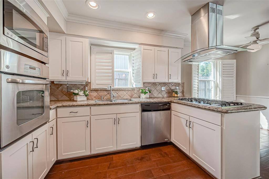 Unlock the Potential in ThisCharming Home! Location. Alittle TLC will go a long way inbringing out this home’s fullpotential. Welcome to 12318Queensbury in Memorial Hollow.Location Location