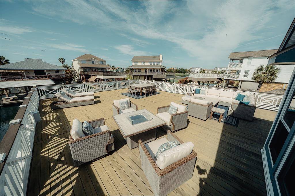 oversized deck with entertaining sections