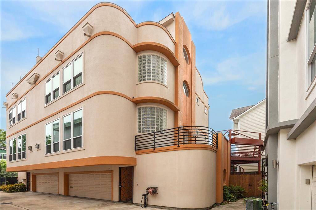 With a great walkability score of 91, the home is located within walking distance to so much that Montrose has to offer including wonderful restaurants and coffee shops. And within minutes to downtown, The Medical Center, Universities, parks and museums.