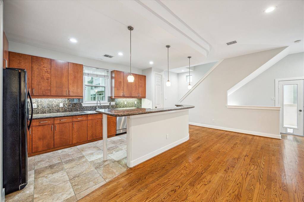 Spacious breakfast bar, room for many barstools. Attractive pendant lighting.