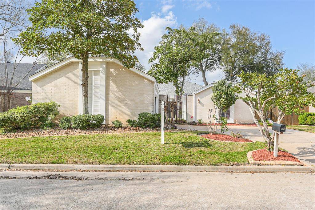 Welcome to this beautiful home located in the Energy Corridor ready for its new occupants!