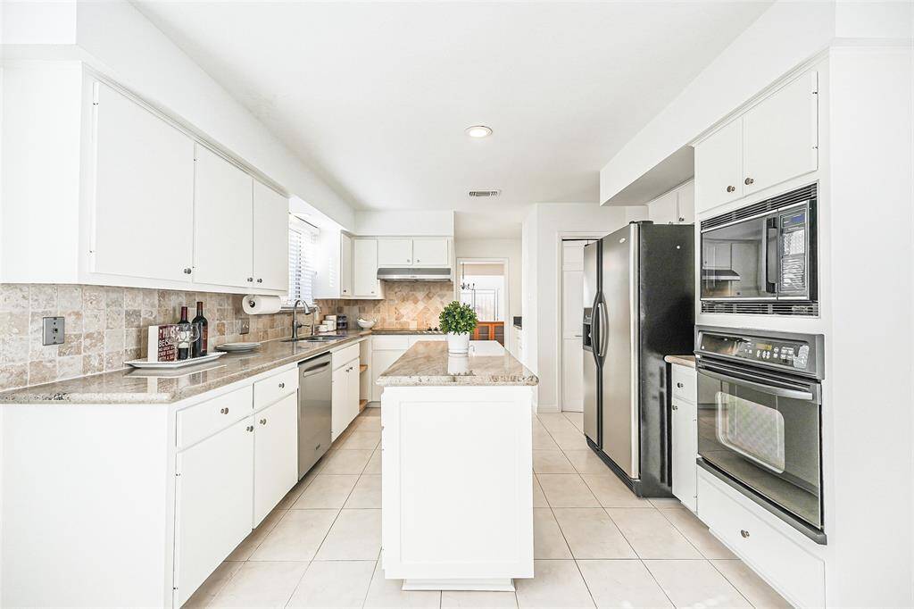 Gourmet Kitchen with island, granite countertops and backsplash