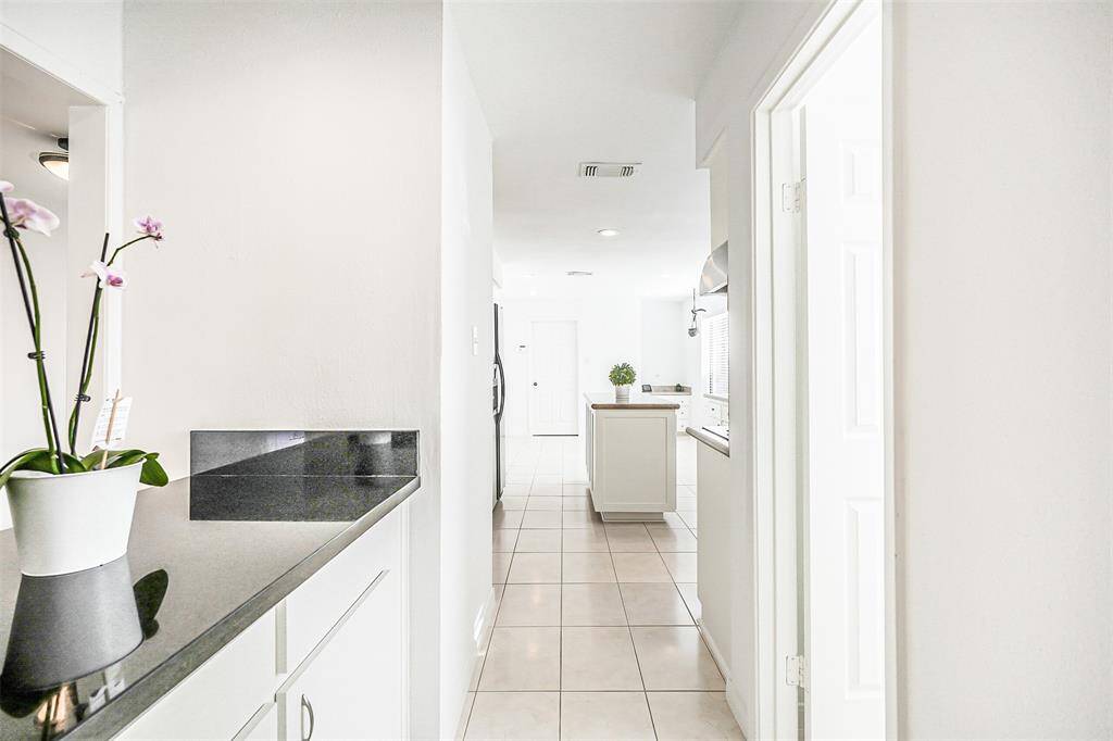 Gourmet Kitchen with additional space to ensure multiple cooks in the Kitchen offers ease and space.