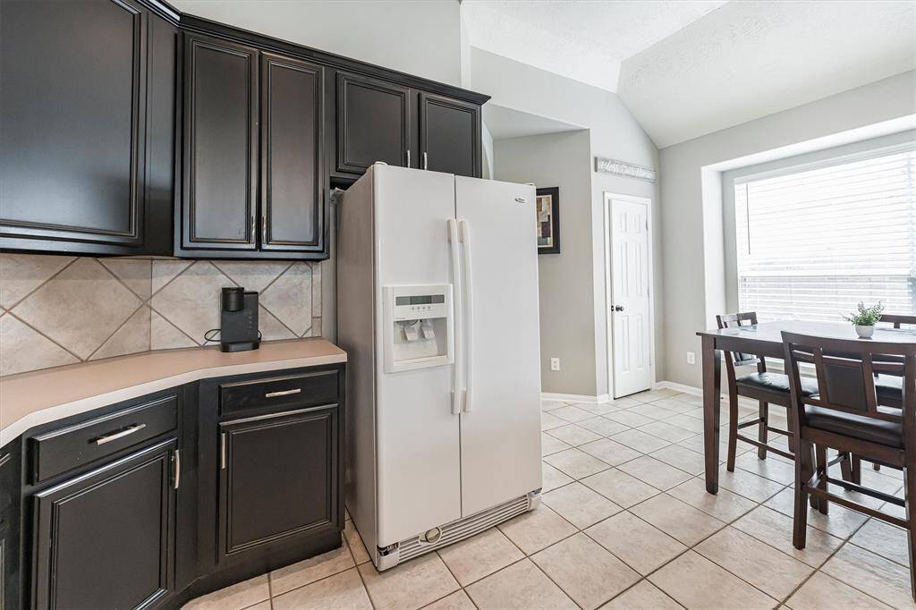 Start your day in this sunny breakfast nook, a large window with a charming window ledge fills the space with natural light. Just steps from the kitchen and pantry, it’s a cozy spot for coffee, quick bites, or weekend waffles.