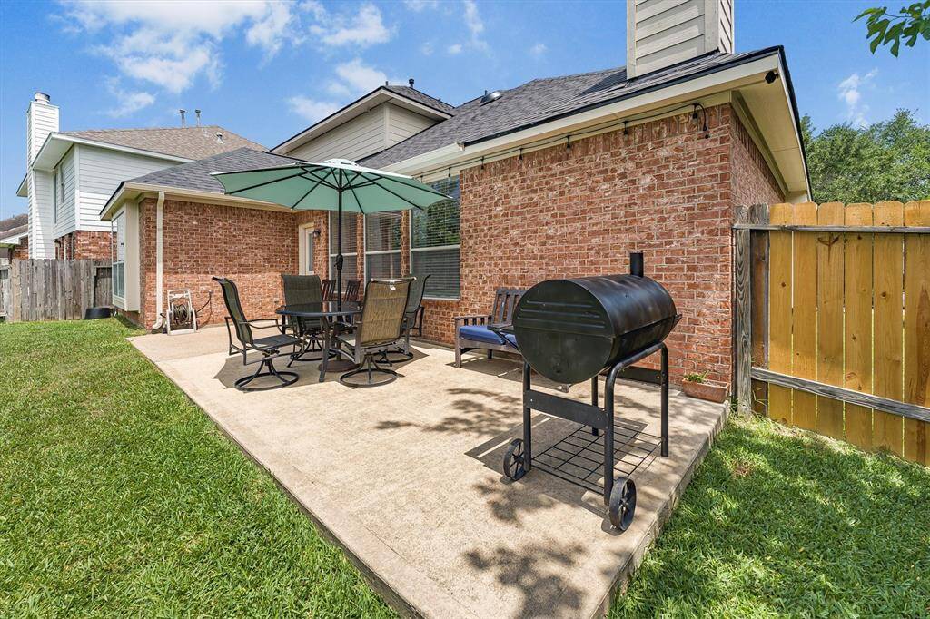Sip, chat, laugh, repeat. This spacious patio is made for morning brews, evening cheers, and everything in between.