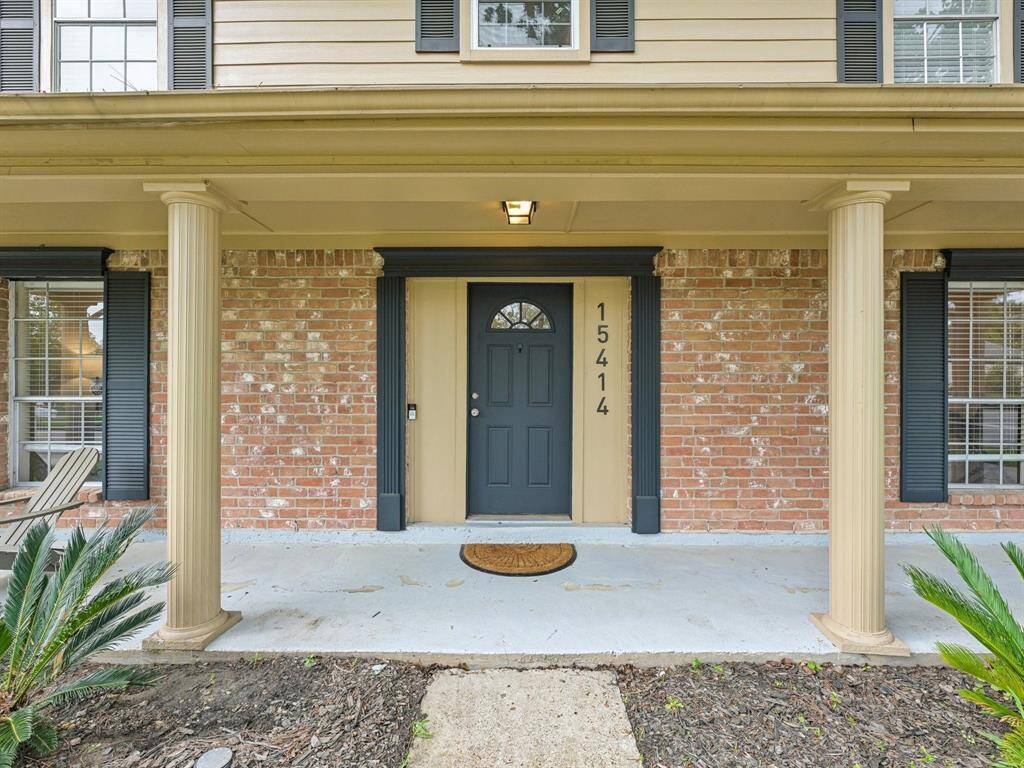 A closer look at the entry. Let's go inside!