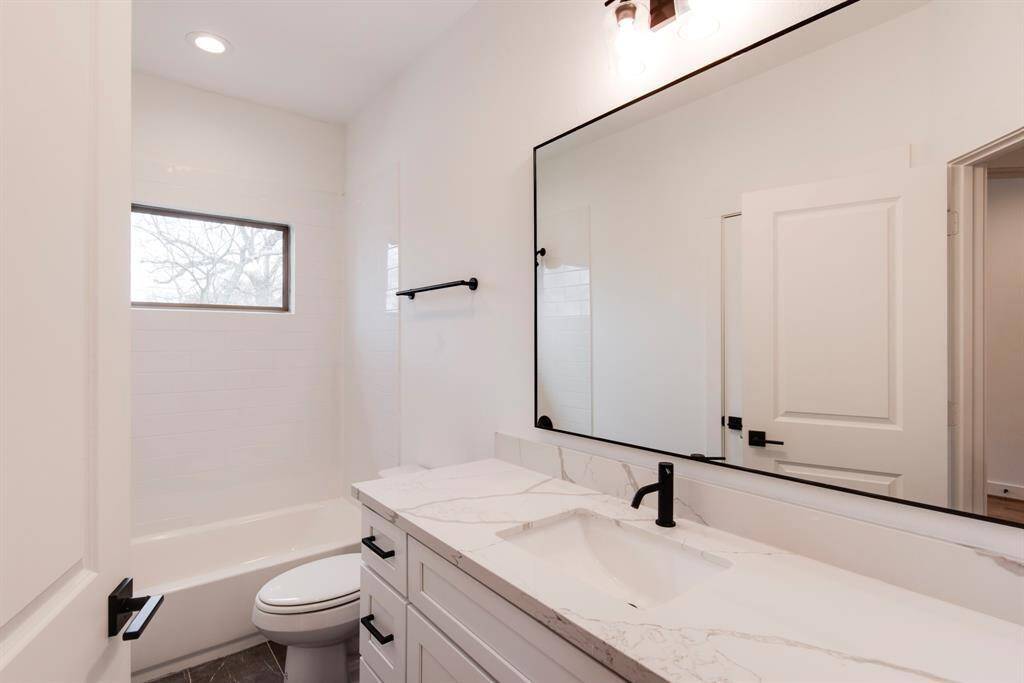 Fun bath with shower/tub combo