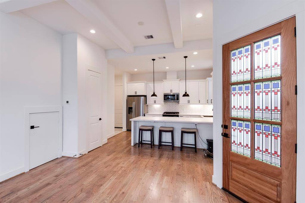 Living/Kitchen. Tall ceilings.