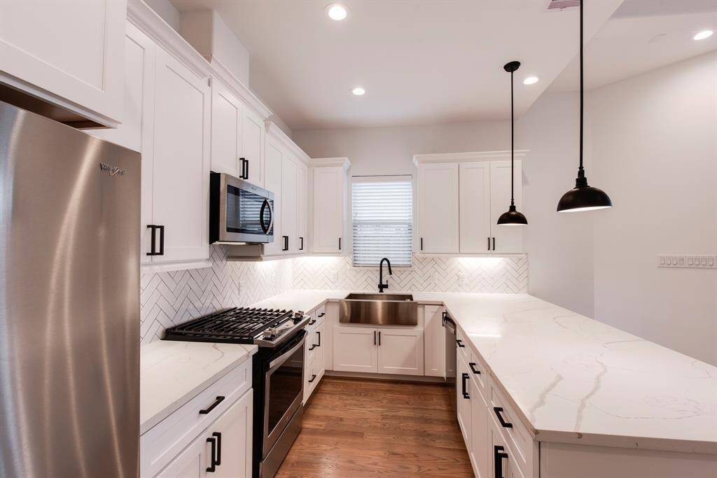 Spacious kitchen with lots of cabinet and countertop space