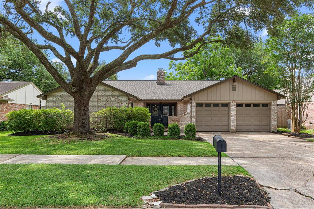 Its impossible not to capture the contemporary vibes upon walking up to this home!
